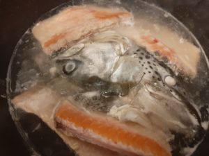 鮭の頭（顔面）と骨のところでスープ
