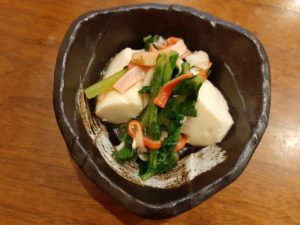 お豆腐とカニカマと大根菜っ葉のあんかけ